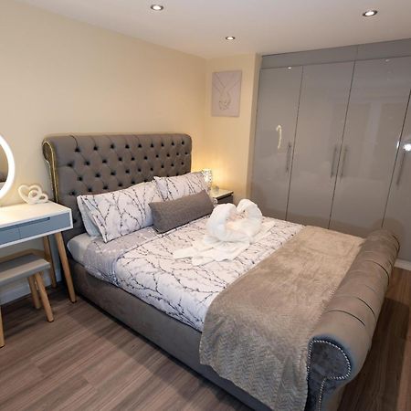 Cosy 1 Bedroom Basement Apartment With Private Patio Area Londra Dış mekan fotoğraf