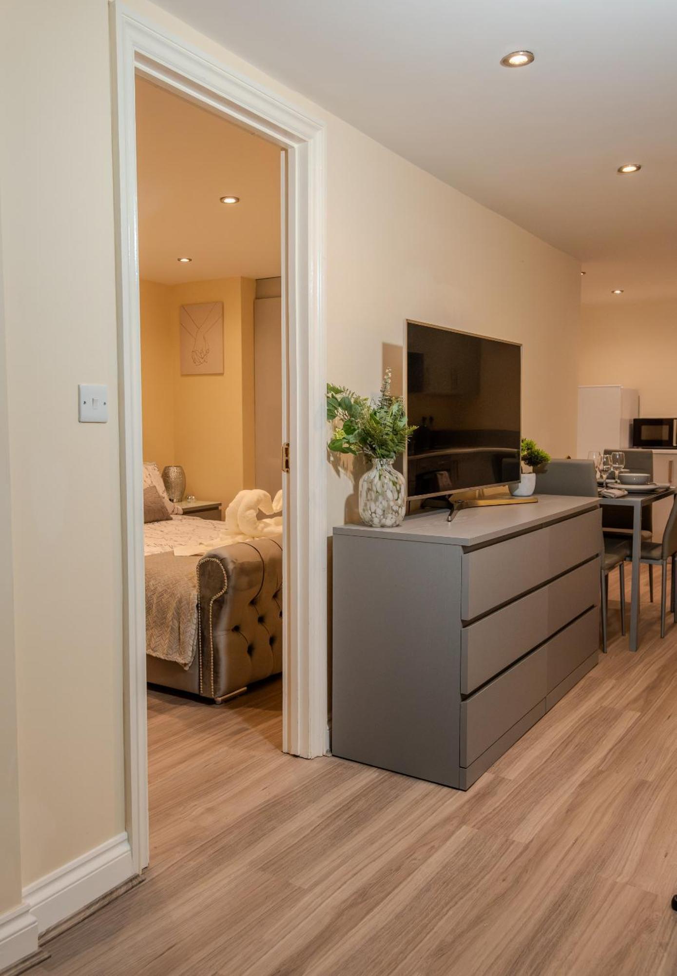 Cosy 1 Bedroom Basement Apartment With Private Patio Area Londra Dış mekan fotoğraf