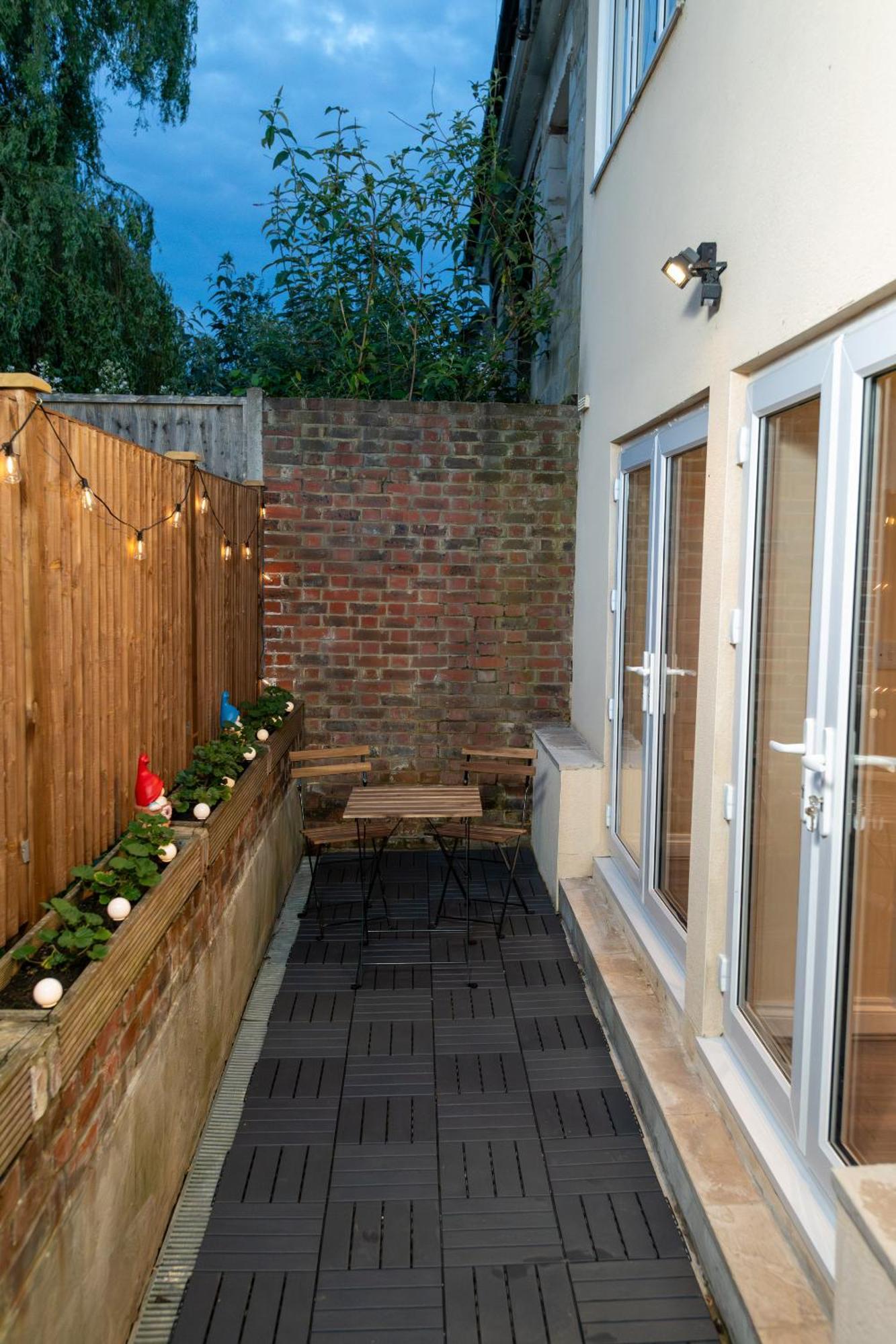 Cosy 1 Bedroom Basement Apartment With Private Patio Area Londra Dış mekan fotoğraf