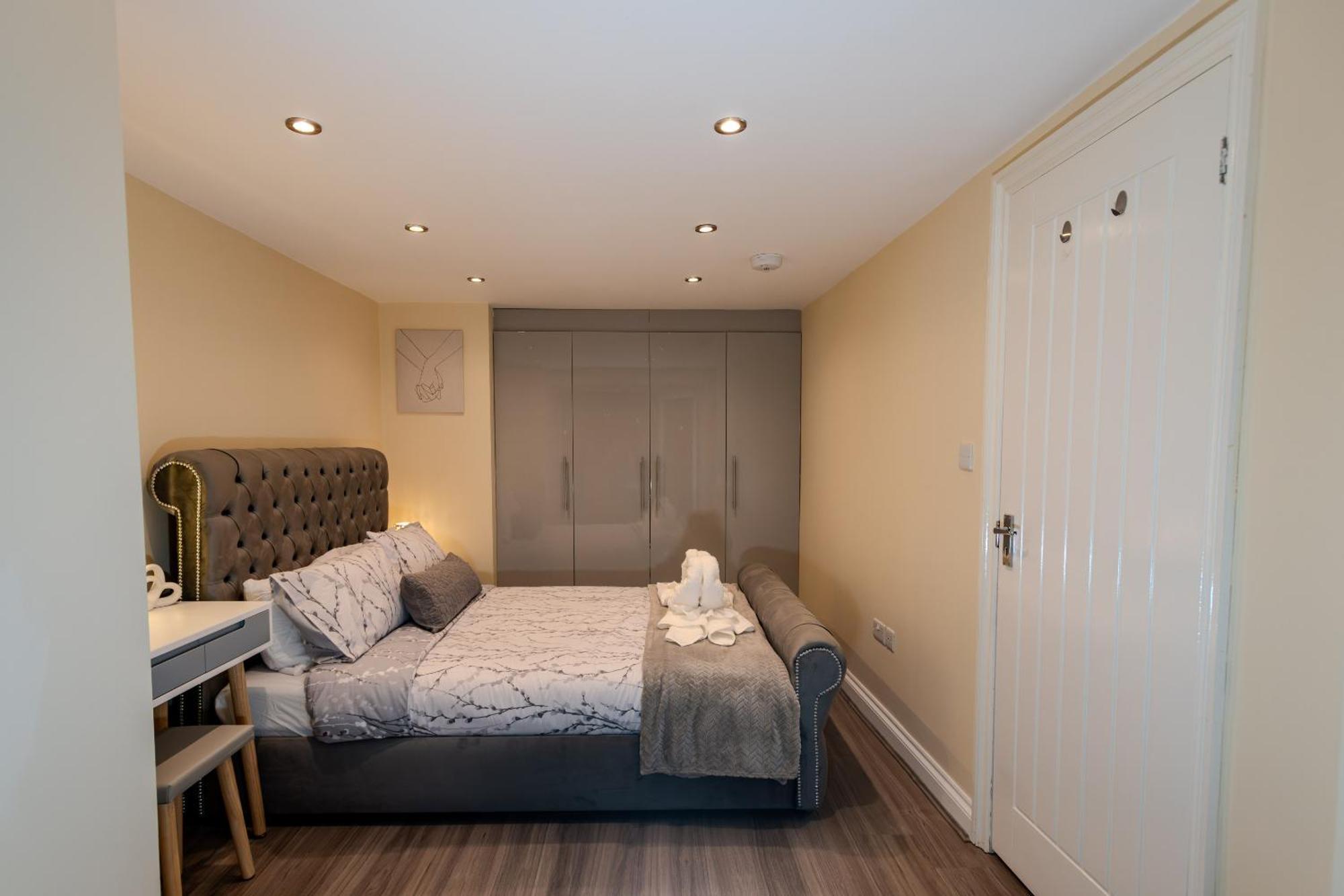 Cosy 1 Bedroom Basement Apartment With Private Patio Area Londra Dış mekan fotoğraf
